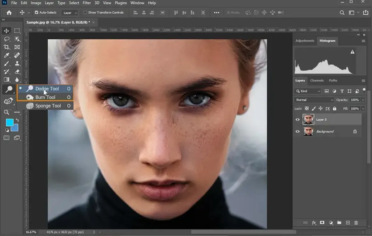 Jak rozjaśnić zdjęcie w Photoshopie? Wybierz narzędzie Dodge Tool, aby rozjaśnić portret kobiety.