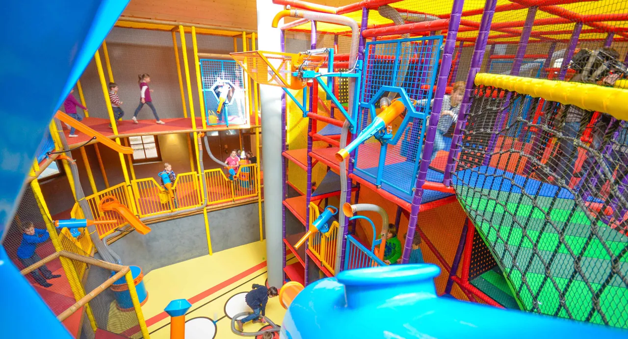 Kinder im Indoor-Spielplatz Gaudi-Viertel Tripsdrill