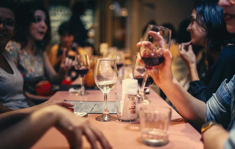 przekreślone klapki i str&oacute;j sportowy zakaz wstępu do restauracji