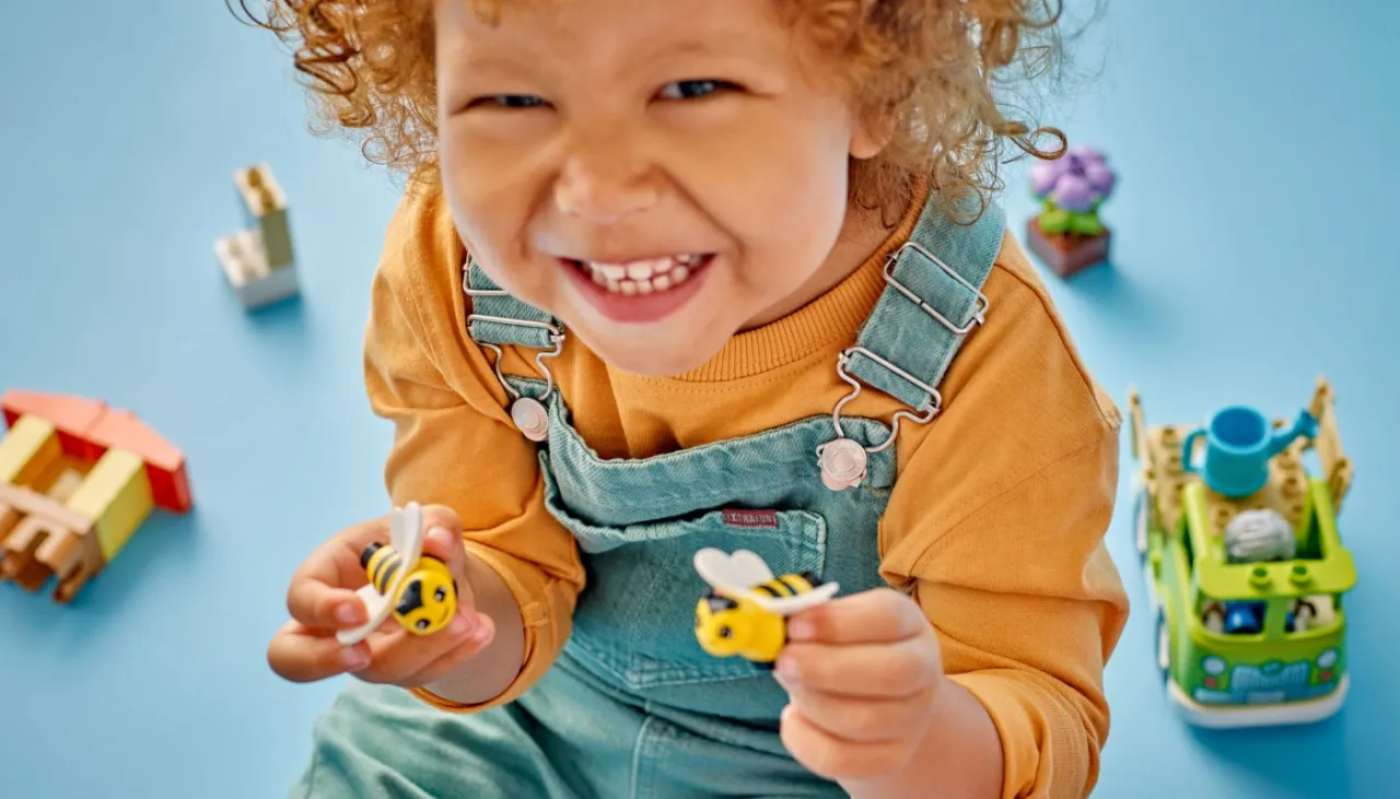 dziecko bawi się klockami 13 miesięcy