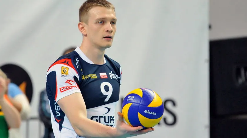 Łukasz Wiśniewski w akcji siatk&oacute;wka