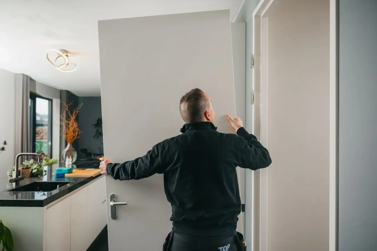 Wyb&oacute;r wykonawcy montażu drzwi