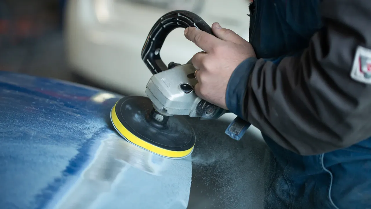 r&oacute;żne gradacje papieru ściernego do szpachli samochodowej