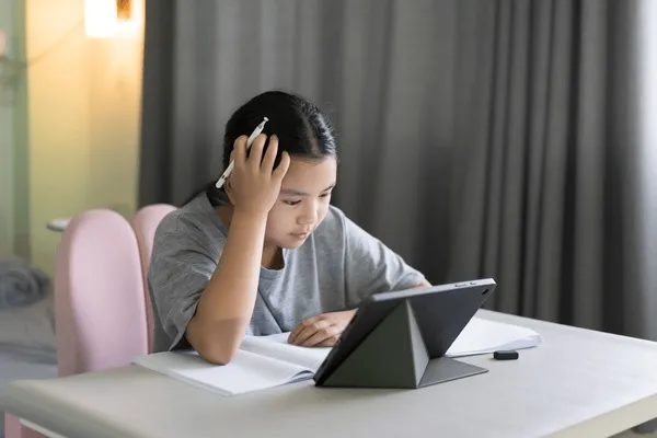 Uczniowie w nowoczesnej klasie z tabletami i komputerami