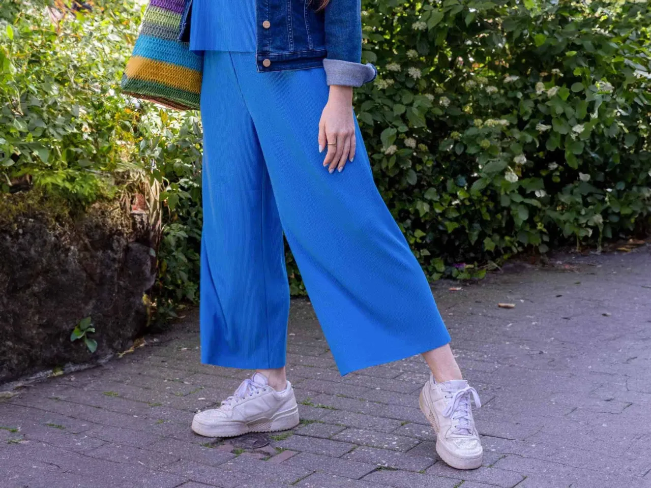 Culotte mit Absatzschuhen und Sneakern