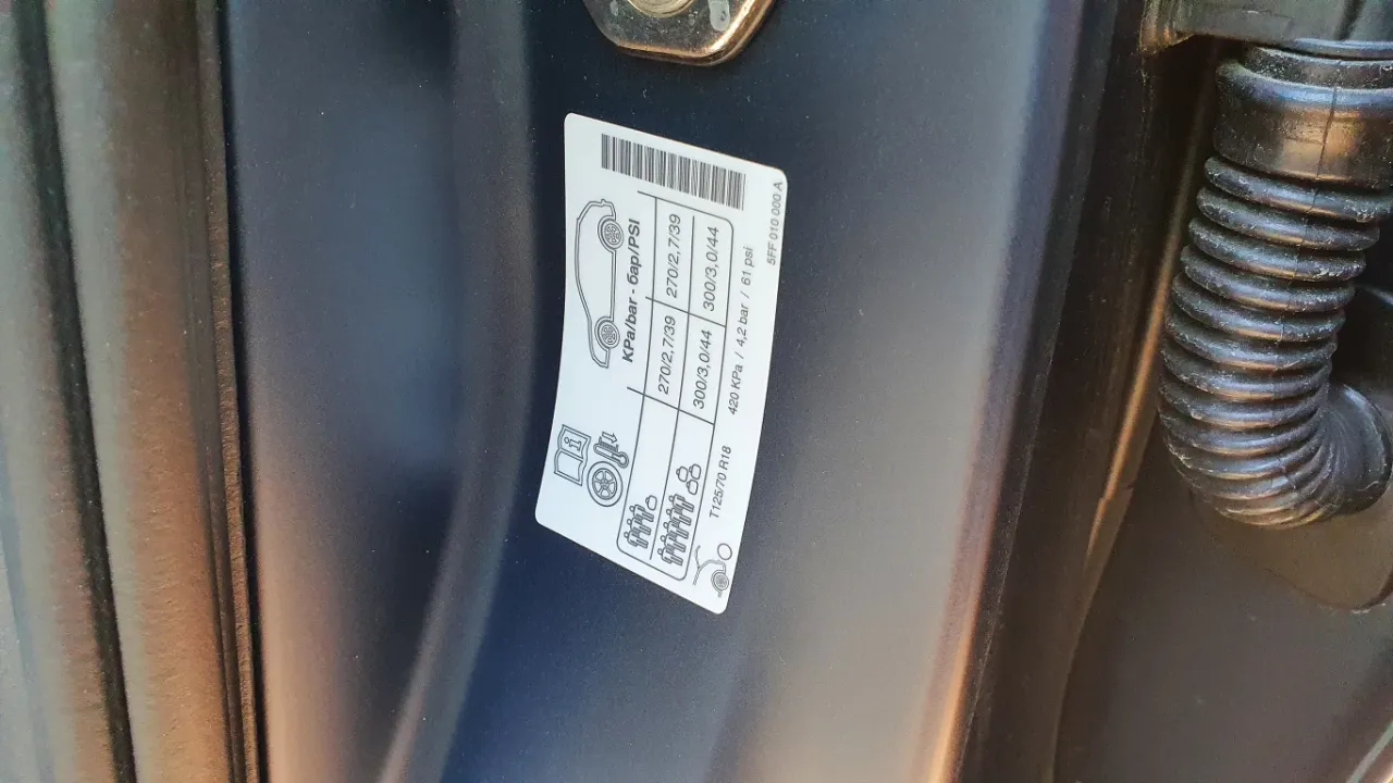 Naklejka z ciśnieniem w oponach na słupku B samochodu