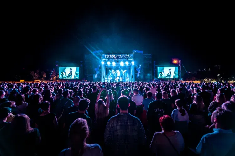 Bass Astral koncert atmosfera publiczność energia