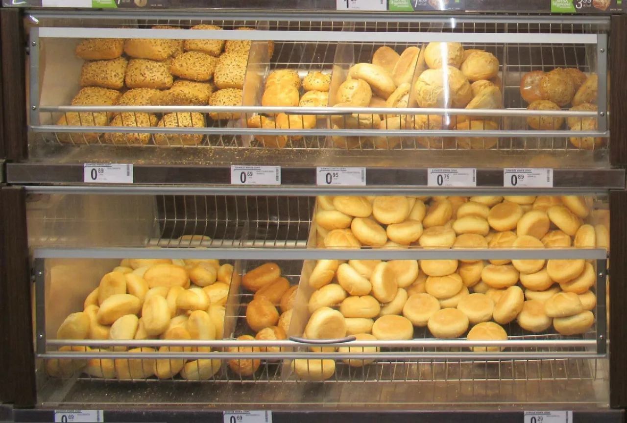 r&oacute;żne rodzaje chleba przekrojone