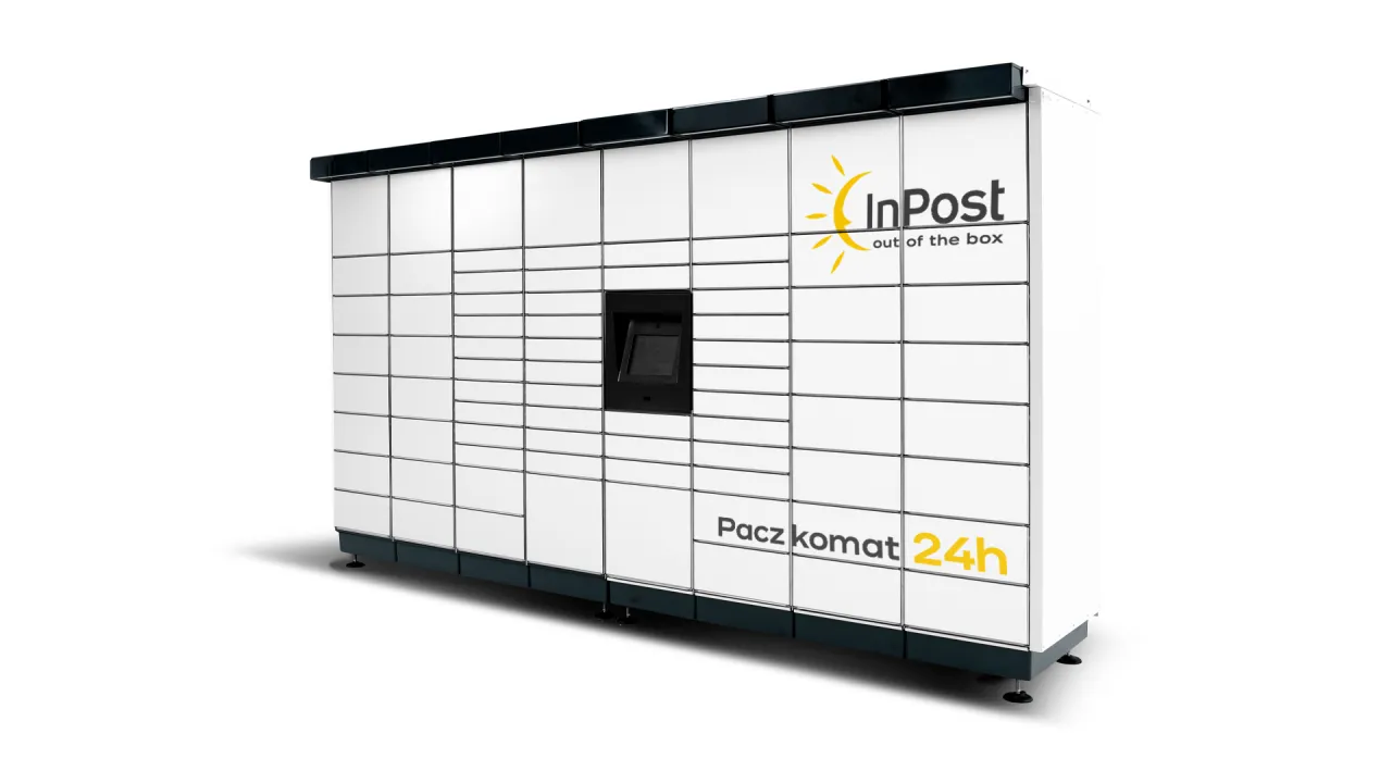 InPost Paczkomat z otwartymi skrytkami, kurier InPost przy Paczkomacie