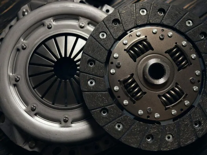 spalone sprzęgło objawy dym zapach