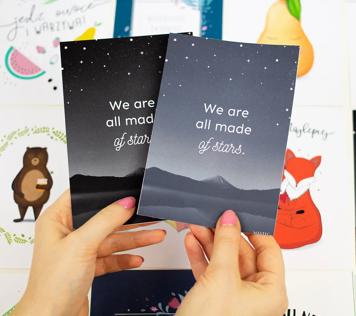 osoba drukująca zaproszenia na domowej drukarce atramentowej