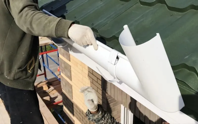 Zdjęcie Montaż rynny do płyty warstwowej: 5 kluczowych kroków instalacji
