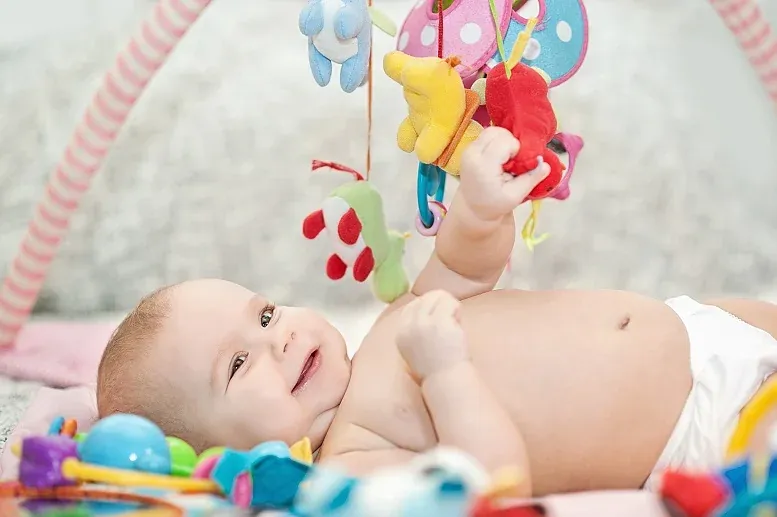 Zdjęcie Co robić z 3-miesięcznym niemowlakiem: 8 zabaw wspierających rozwój
