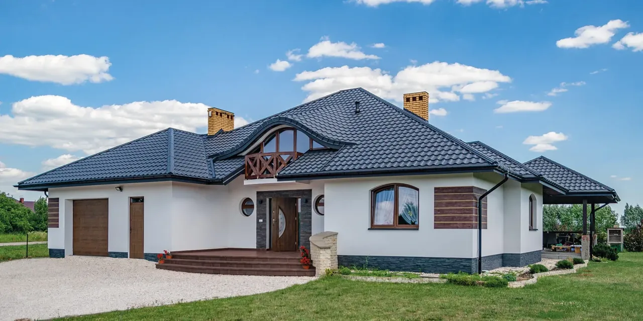 Zdjęcie Blacha na rąbek czy dachówka - co wybrać, aby uniknąć kosztów?