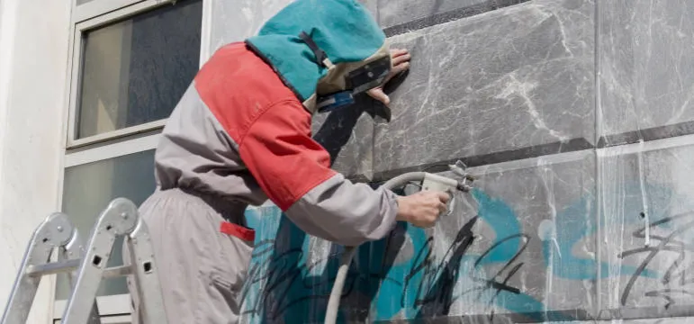 Zdjęcie Jak usunąć graffiti z elewacji – skuteczne metody i porady
