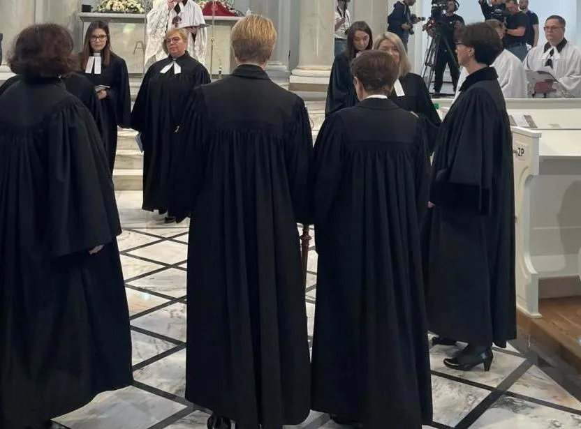 Zdjęcie Jak zwracać się do księdza i innych duchownych - zasady savoir-vivre