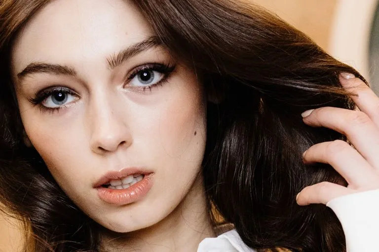 Zdjęcie Czy wyrwane rzęsy z cebulkami odrastają? Sprawdź, co musisz wiedzieć