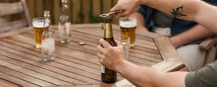 Zdjęcie Alkohol przed zrobieniem tatuażu: co musisz wiedzieć o zagrożeniach