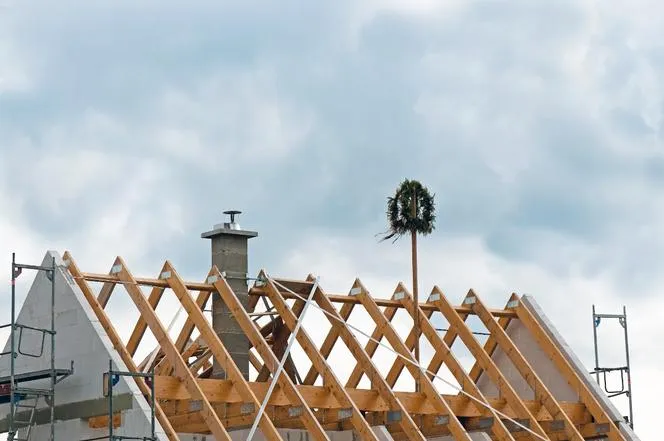 Zdjęcie Wieniec na dachu – historia, tradycje i znaczenie w budownictwie