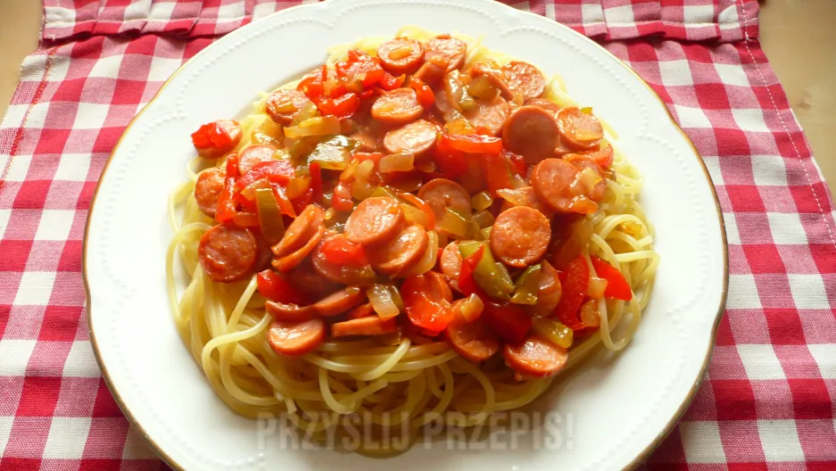 Zdjęcie Szybkie i proste spaghetti z parówkami, które pokochasz
