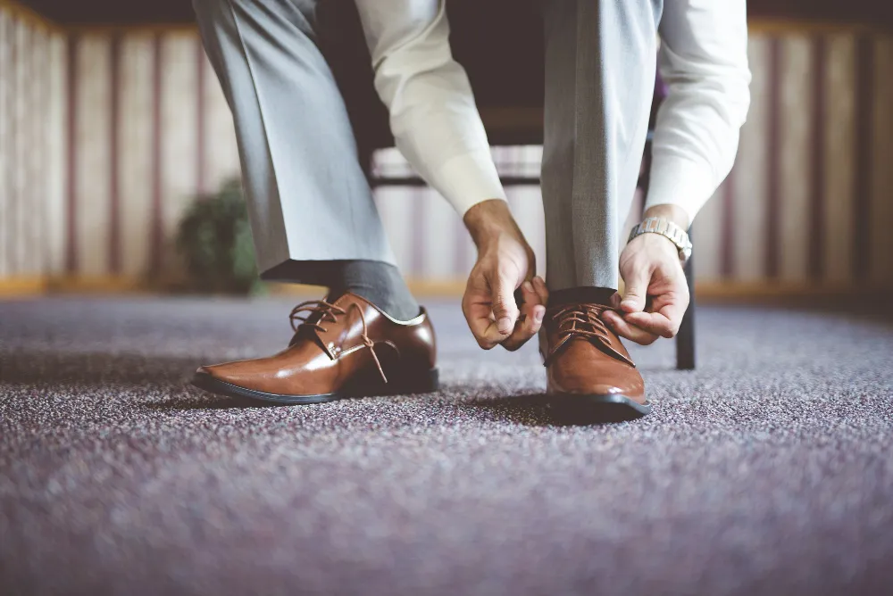 Zdjęcie Jakie buty do szarego garnituru – uniknij modowych faux pas