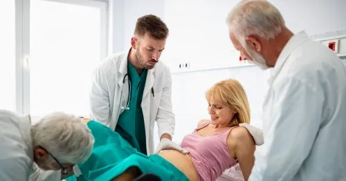 Zdjęcie Kiedy szwy się rozpuszczają po porodzie? Poznaj kluczowe informacje