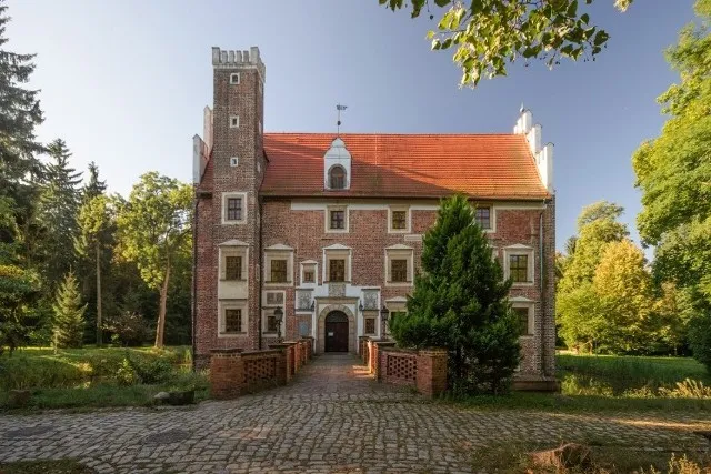 Zdjęcie Zamek na wodzie w Wojnowicach: Unikatowa perła Dolnego Śląska