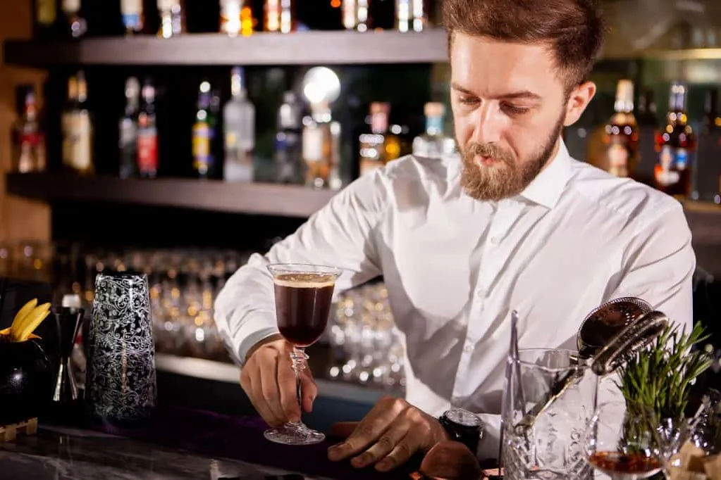 Zdjęcie Ile bierze barman na weselu? Sprawdź ceny i ukryte koszty