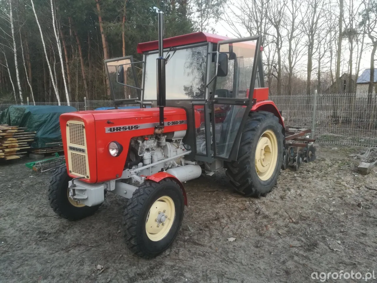 Zdjęcie Ile koni ma Ursus C-360-3P? Poznaj moc silnika i jego zalety.