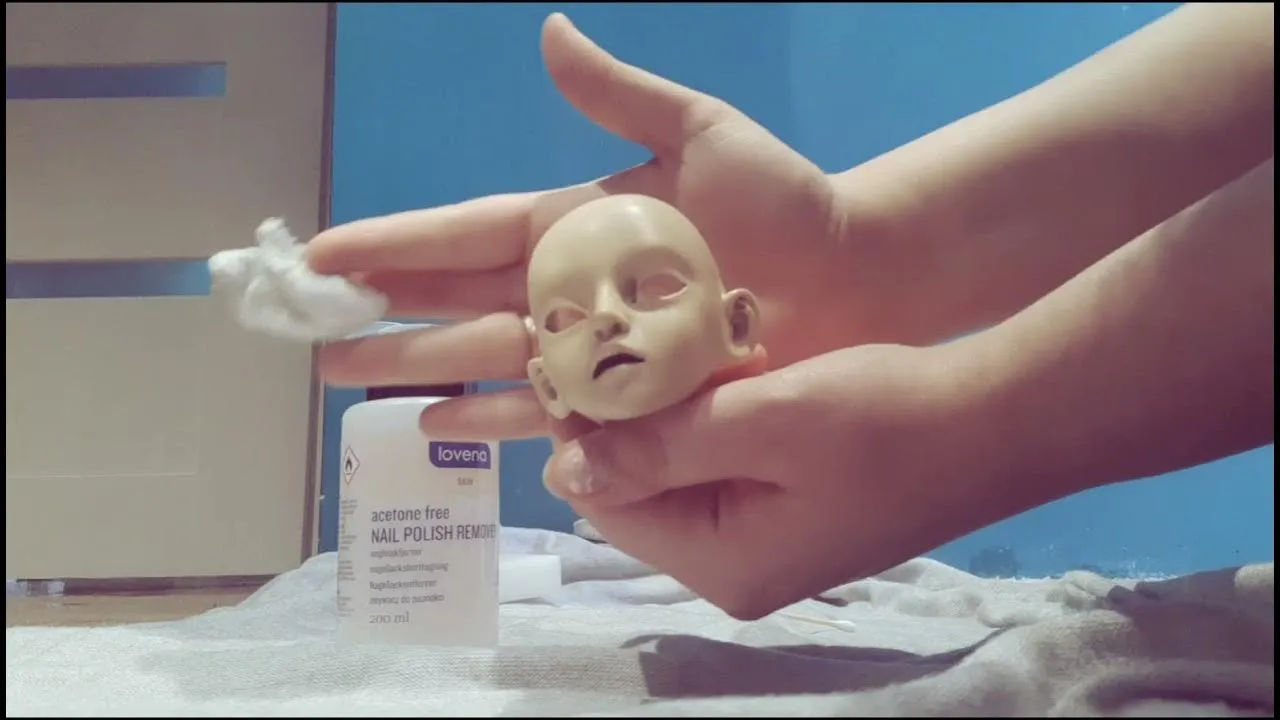 Zdjęcie Jak zmyć makijaż lalce? Skuteczne metody, które nie uszkodzą materiału