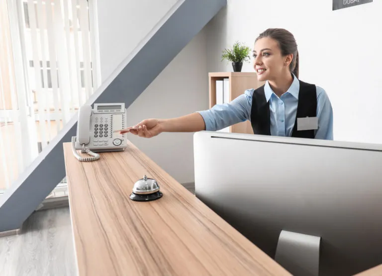 Zdjęcie Ile godzin pracuje recepcjonistka w hotelu? Oto zaskakujące fakty