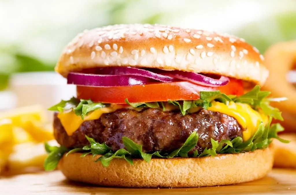 Zdjęcie Ile kcal ma burger? Zaskakujące różnice w kaloryczności burgerów