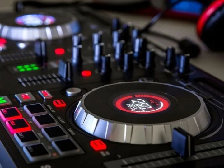 Zdjęcie Jaka konsola DJ na początek? Top 4 najlepsze modele do nauki miksowania