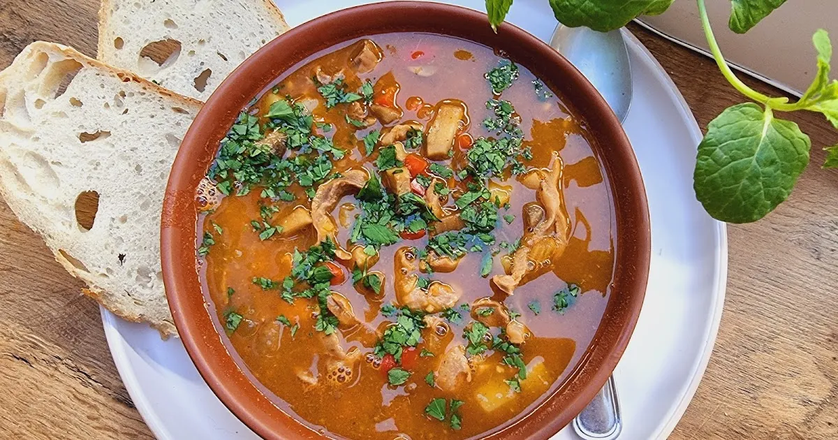 Zdjęcie Zupa gulaszowa z żołądków drobiowych - prosty przepis na smakowitość