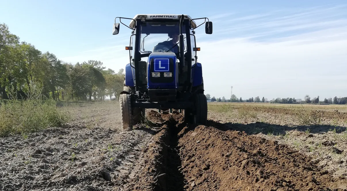 Zdjęcie Ile kosztuje prawo jazdy na traktor w Polsce? Zobacz pełne wydatki i wymagania