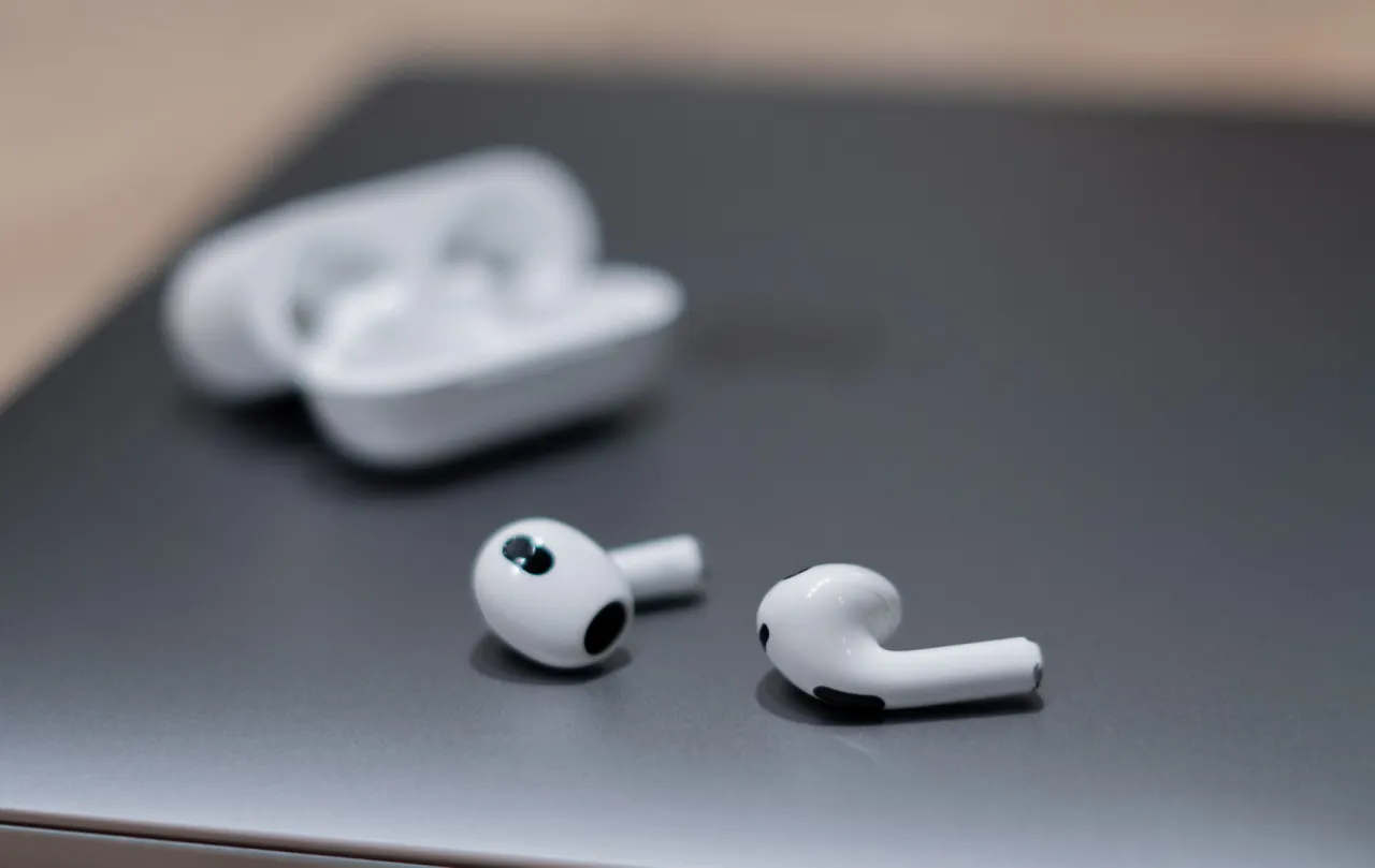 Zdjęcie AirPods 3 recenzja: czy naprawdę oferują wyjątkową jakość dźwięku?