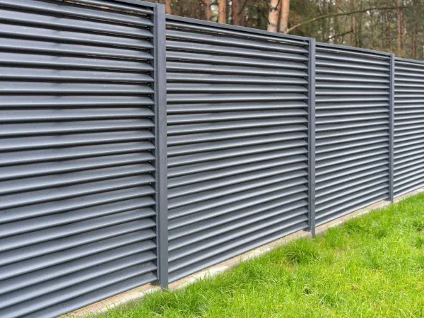 Zdjęcie Jak zrobić tani płot i zaoszczędzić na materiałach budowlanych
