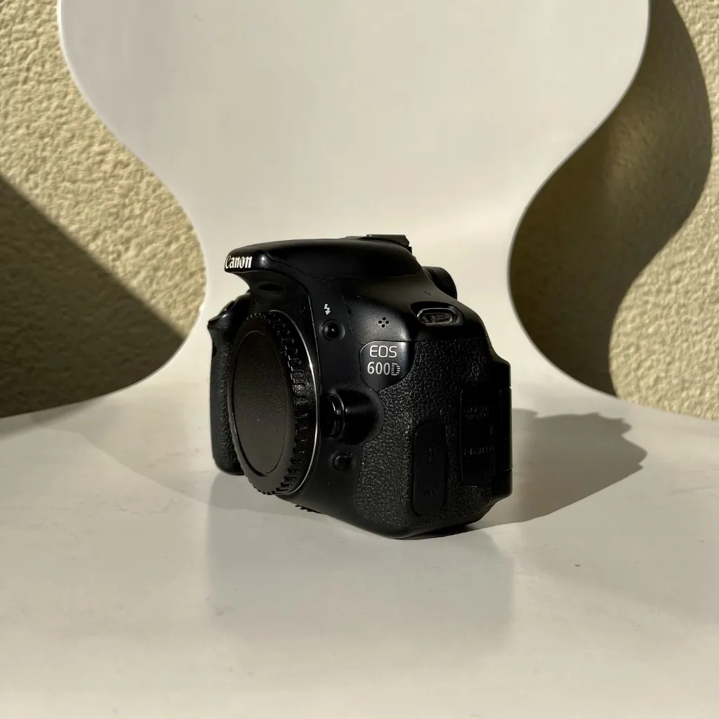 Zdjęcie Lustrzanka Canon 600D: Poznaj jej mocne i słabe strony w fotografii