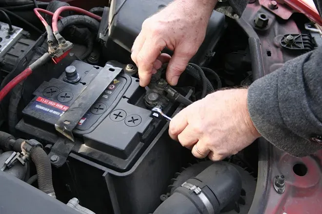 Zdjęcie Słaby akumulator objawy diesel - jak rozpoznać problemy z silnikiem?