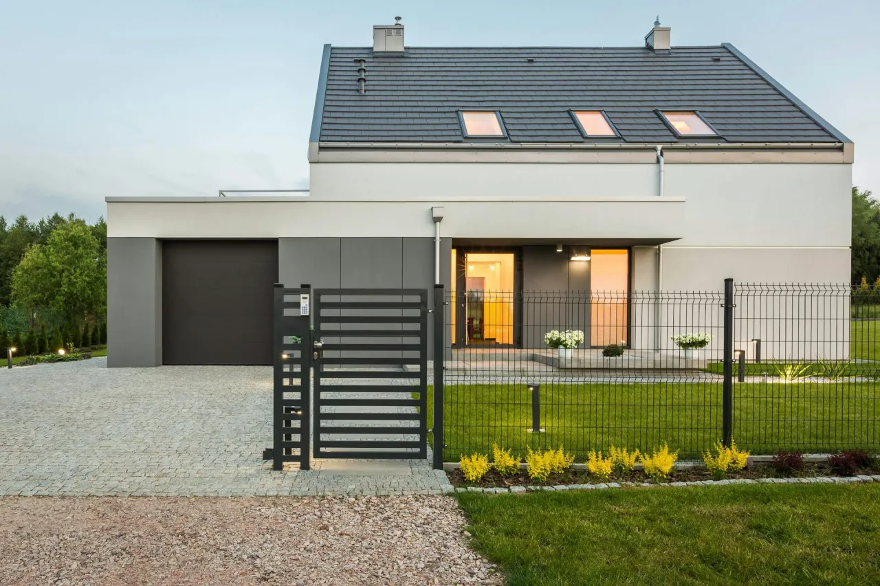 Zdjęcie Ile kosztuje ogrodzenie działki 1000m2? Zobacz ukryte wydatki!