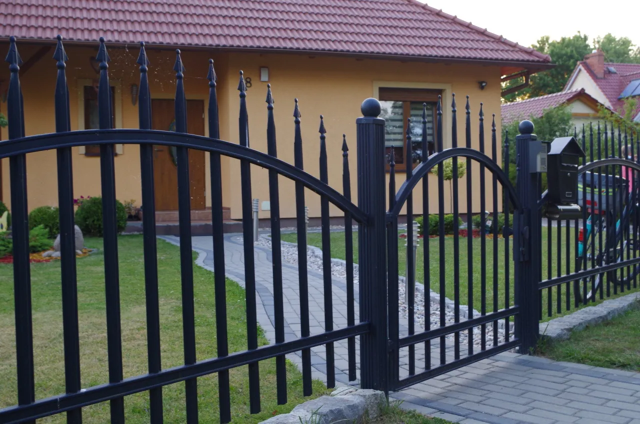 Zdjęcie Ogrodzenie - kiedy zgłaszać? Przepisy i wyjątki wyjaśnione