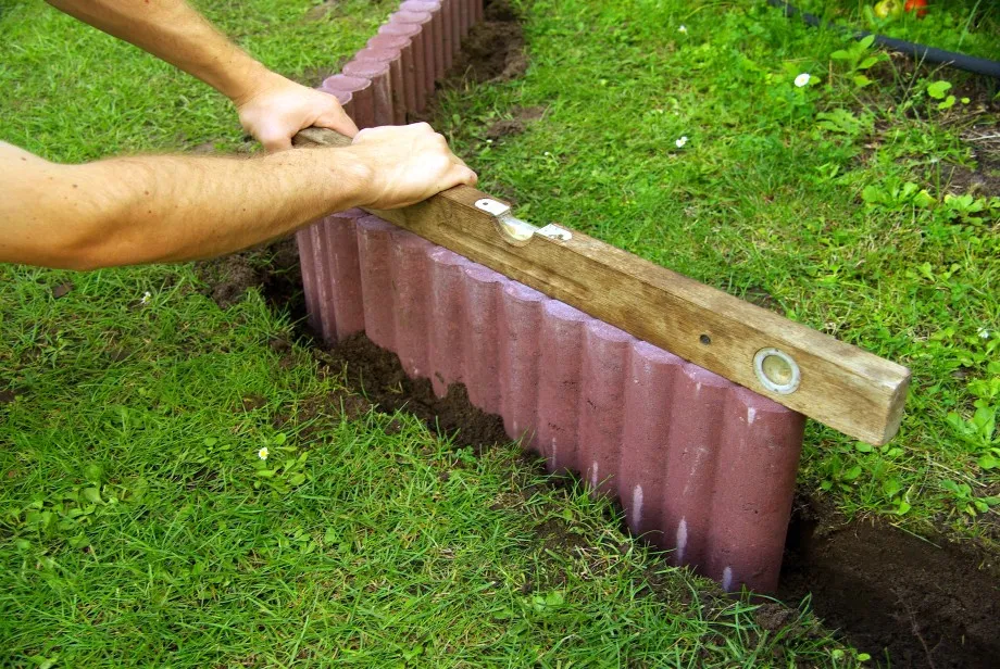 Zdjęcie Z czego zrobić obw&oacute;dki w ogrodzie? TOP materiały i pomysły DIY