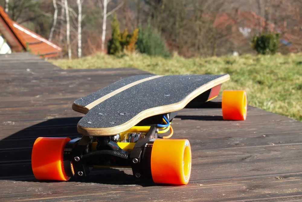 Zdjęcie Jak zrobić elektryczny longboard – krok po kroku bez zbędnych kosztów