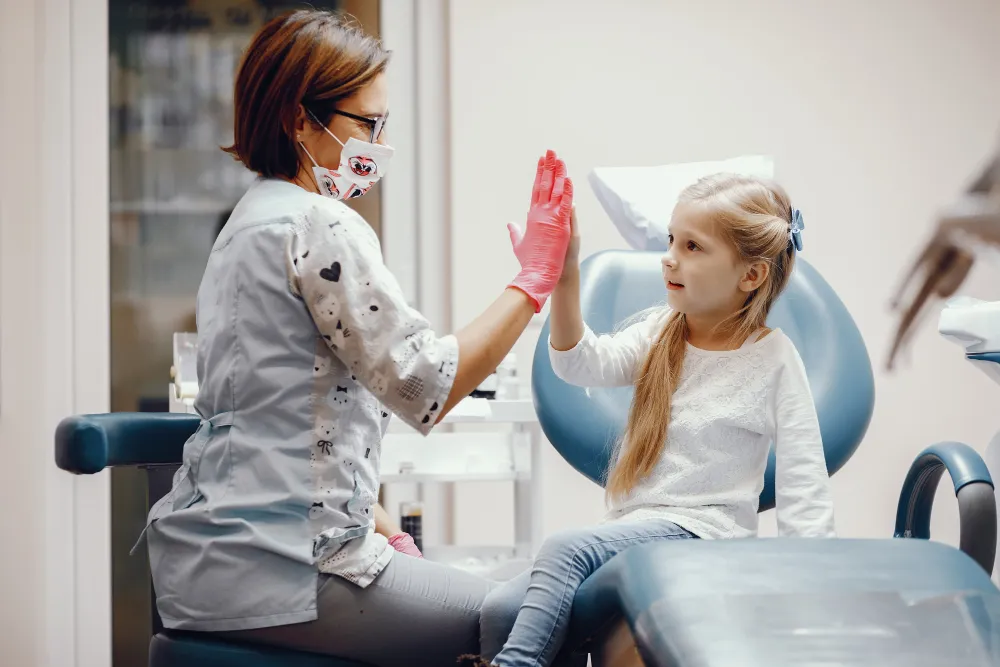 Zdjęcie Kiedy pierwszy raz do dentysty? Kluczowe informacje dla rodziców