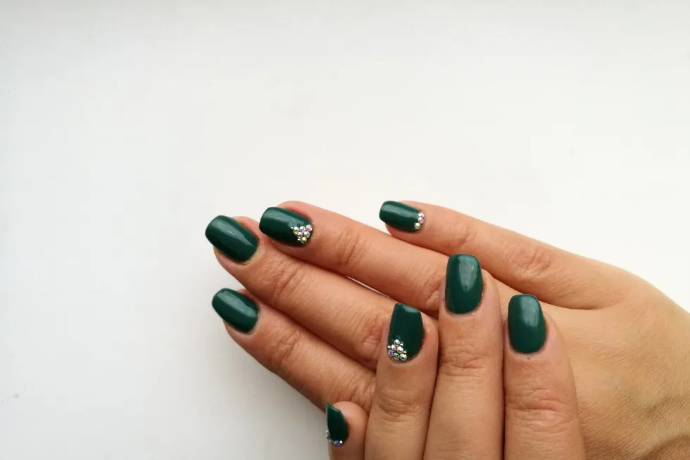 Zdjęcie Jak łączyć butelkową zieleń na paznokciach: modne inspiracje i stylizacje