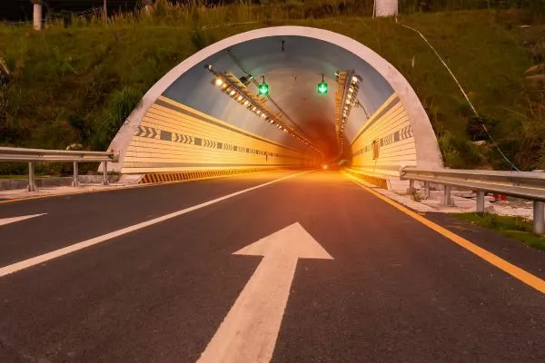Zdjęcie Czy kierując samochodem osobowym w tunelu 600 m muszę utrzymywać odstęp?