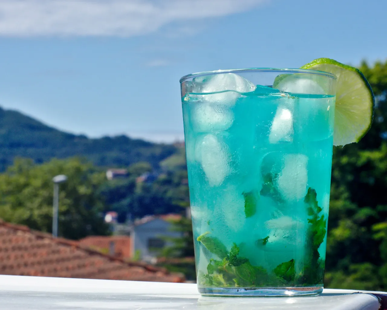 Zdjęcie Najlepsze przepisy na drink z blue kurakao, które zachwycą Twoich gości