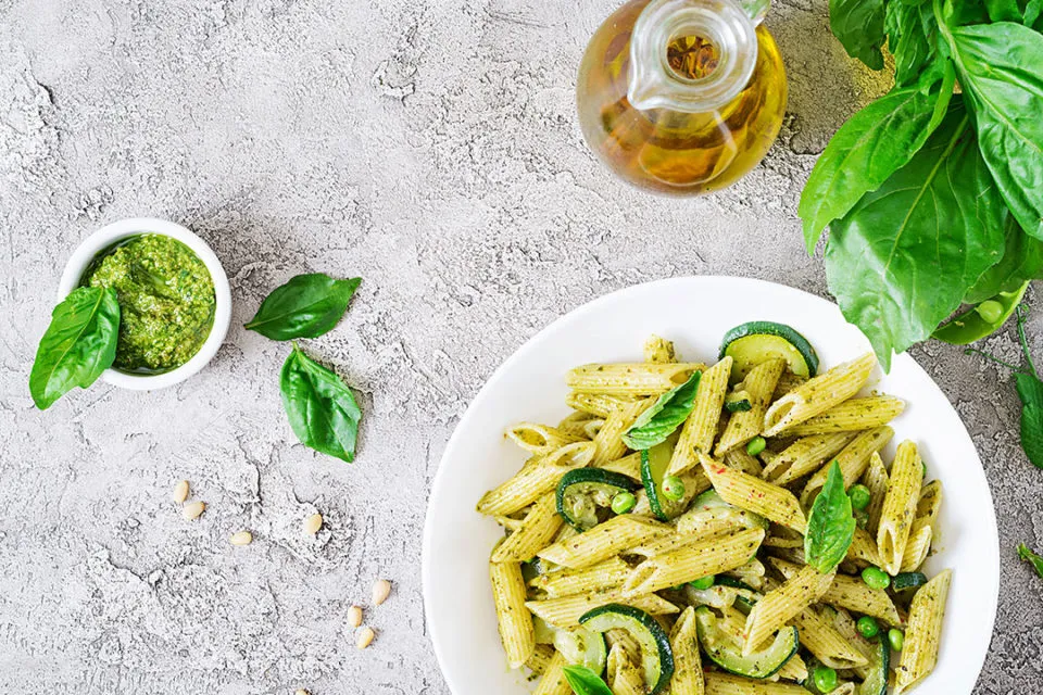 Zdjęcie Co można dodać do makaronu z pesto, aby zachwycić smakiem?