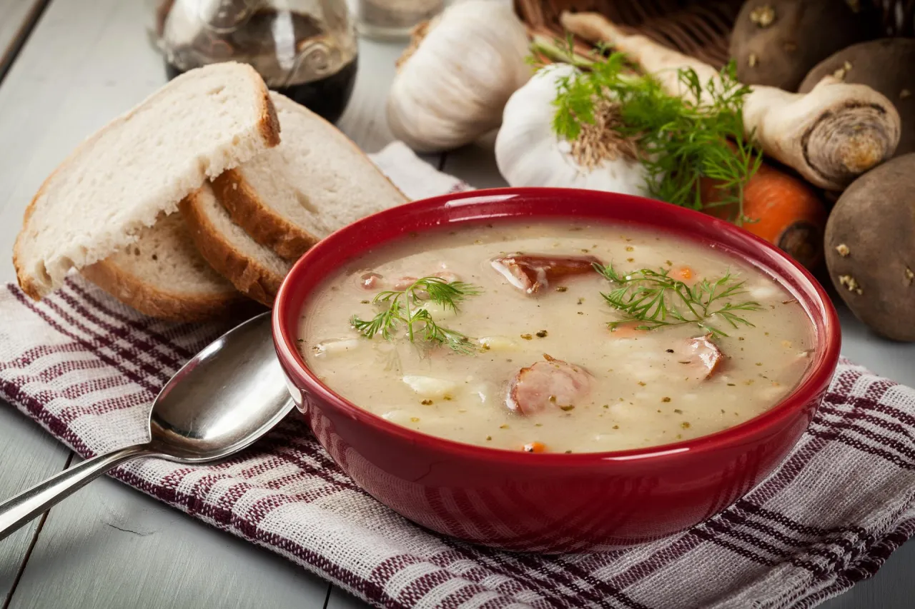 Zdjęcie Żurek - poznaj dokładną kaloryczność zupy i jej wpływ na Twoją dietę
