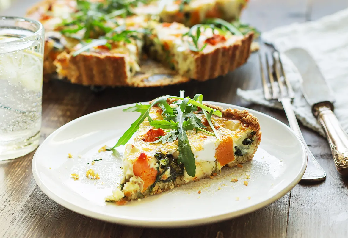 Zdjęcie Tarta z dynią, serem kozim, tymiankiem i miodowym sosem